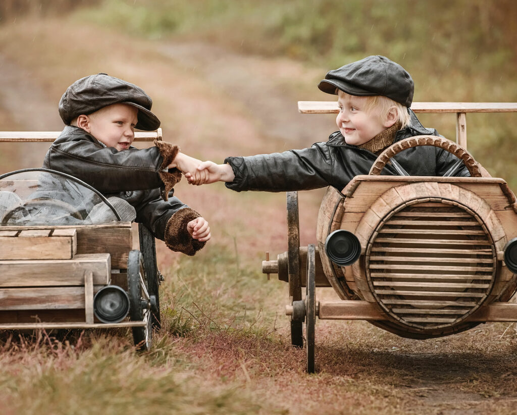 Kaksi lasta, jotka pitävät toistensa kädestä kiinni.