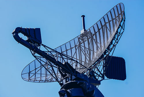 Puolustusteknologian tutka taivasta vasten.