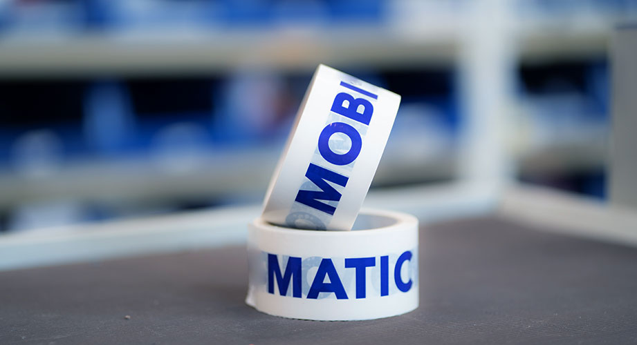 Mobimatic-teippirullia pinossa.